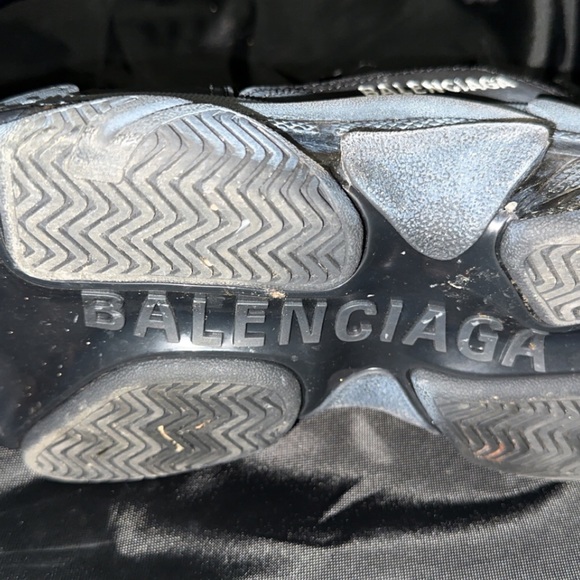 Sneakers - Picture 2 of 6